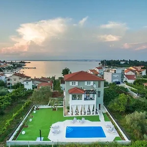 Apartment Very Good Life, Preko