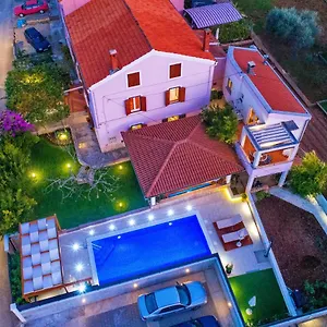 Apartment Guc, Preko